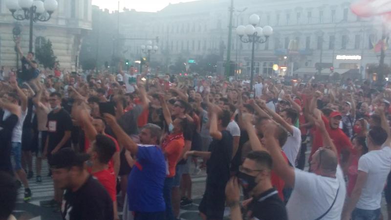 Bucuria nu ține cont de distanțare! Sute de oameni sărbătoresc în fața Primăriei din Arad promovarea echipei UTA în Liga 1 | Video