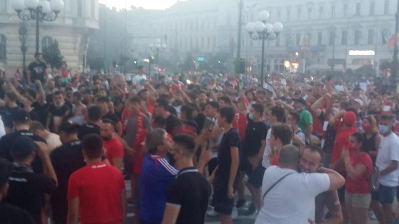 Bucuria nu ține cont de distanțare! Sute de oameni sărbătoresc în fața Primăriei din Arad promovarea echipei UTA în Liga 1 | Video