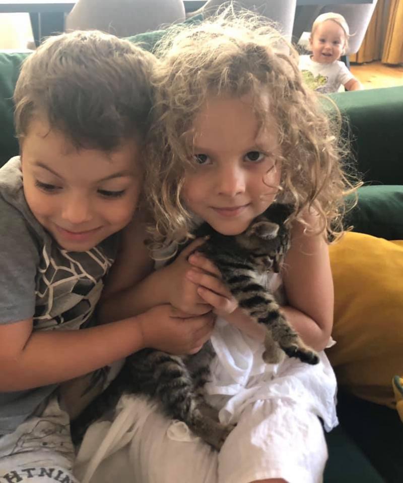 Cum arată cei trei copii ai Mirelei Vaida! Ce detaliu au observat fanii vedetei în poză