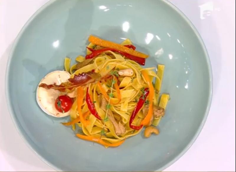 Rețetă de tagliatelle cu bacon crocant și  gălbiori