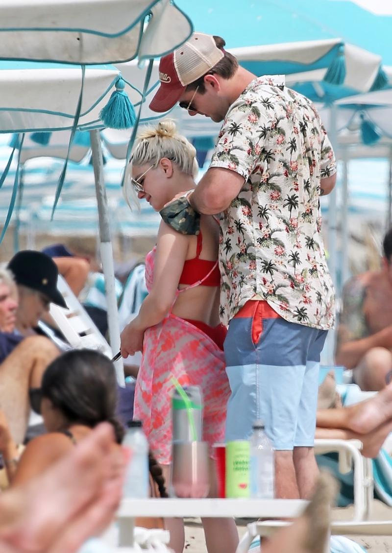 Ariel Winter, în costum de baie minuscul la plajă. Iubitul ei nu și-a putut dezlipi mâinile de pe ea. Imagini mult prea sexy!