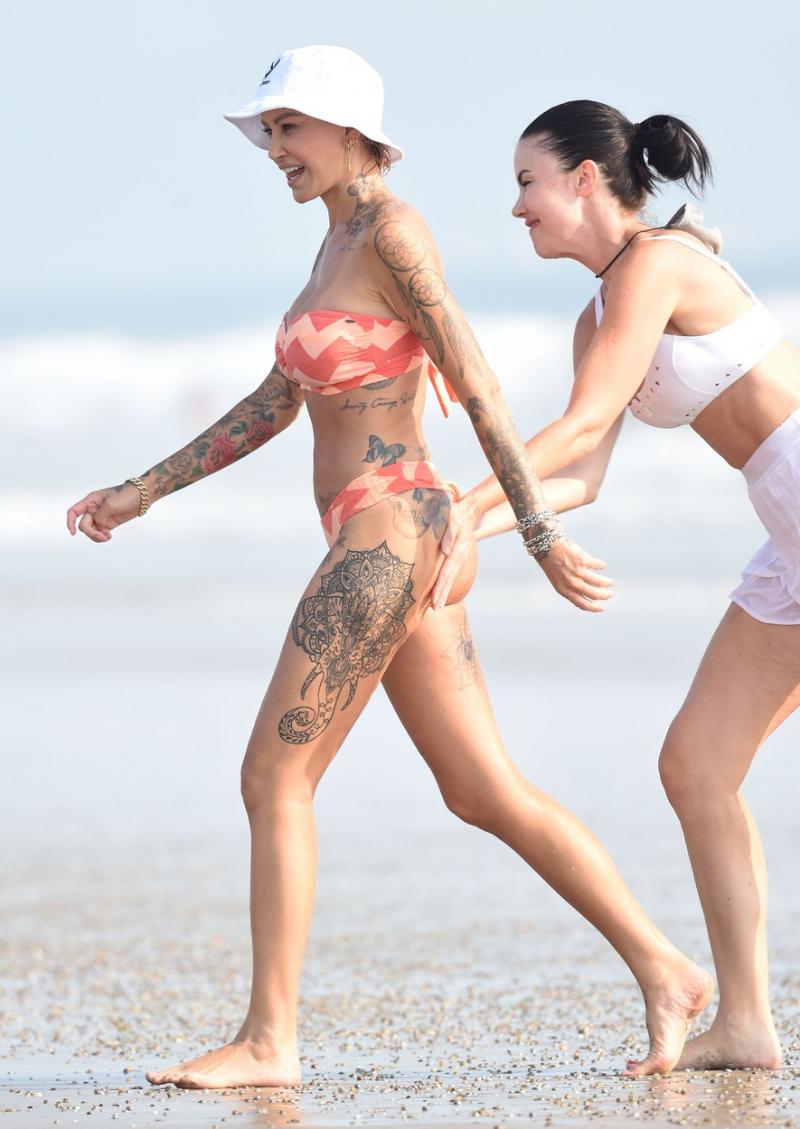 Tina Louise, regina fitness-ului, apariție senzațională la plajă. Imaginile în costum de baie au făcut furori pe internet 