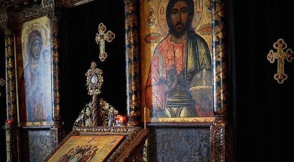 A sărutat toate icoanele! O infirmieră bolnavă de Covid-19 a mers la biserică, fără reținere! Poliția a prins-o prea târziu