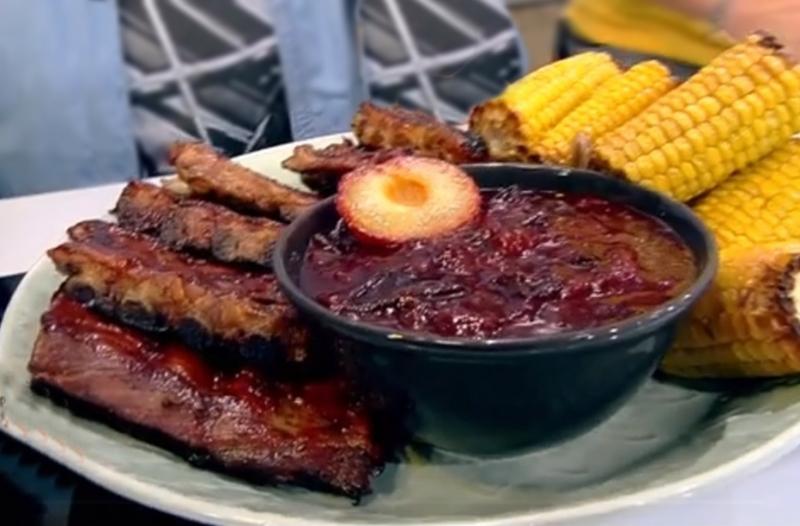 Friptură din coaste de porc cu sos de prune și porumb copt