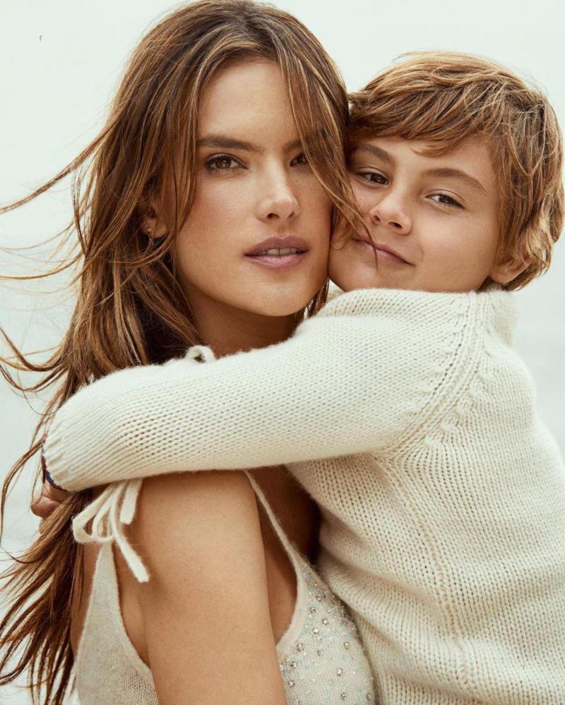 Alessandra Ambrosio a apărut într-un costum incendiar pe plajă! La 39 de ani a sucit mințile bărbaților din întreaga lume