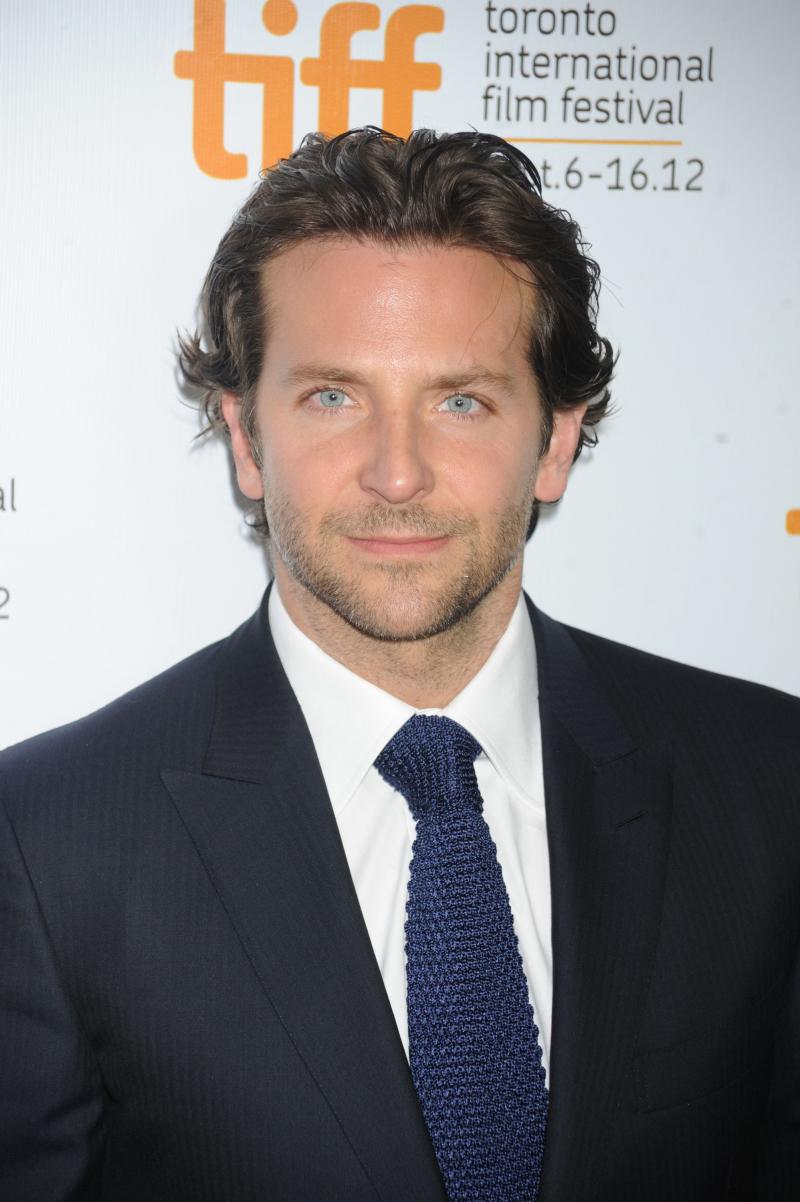 Bradley Cooper, după ce "S-a născut o stea", se pregătește pentru revenirea pe marile ecrane! Nu îl vei mai recunoaște în noul film, are barbă și păr lung
