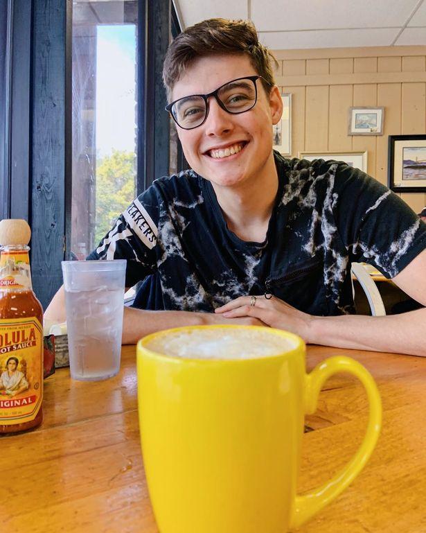 Un tânăr cunoscut pe Youtube a murit după șase zile petrecute în comă. Soția lui, în lacrimi: ”Cuvintele nu pot descrie durerea pe care o simt!” Două feție sunt orfane de tată