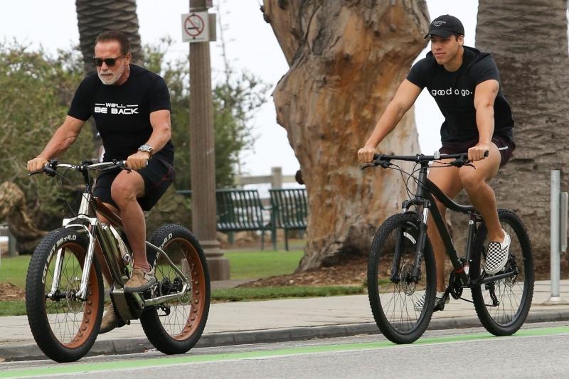Cum au fost surprinși Arnold Schwarzenegger și fiul lui “din flori”?: La 73 de ani, Terminatorul și-a arătat din nou "armele", pe străzile din L.A.