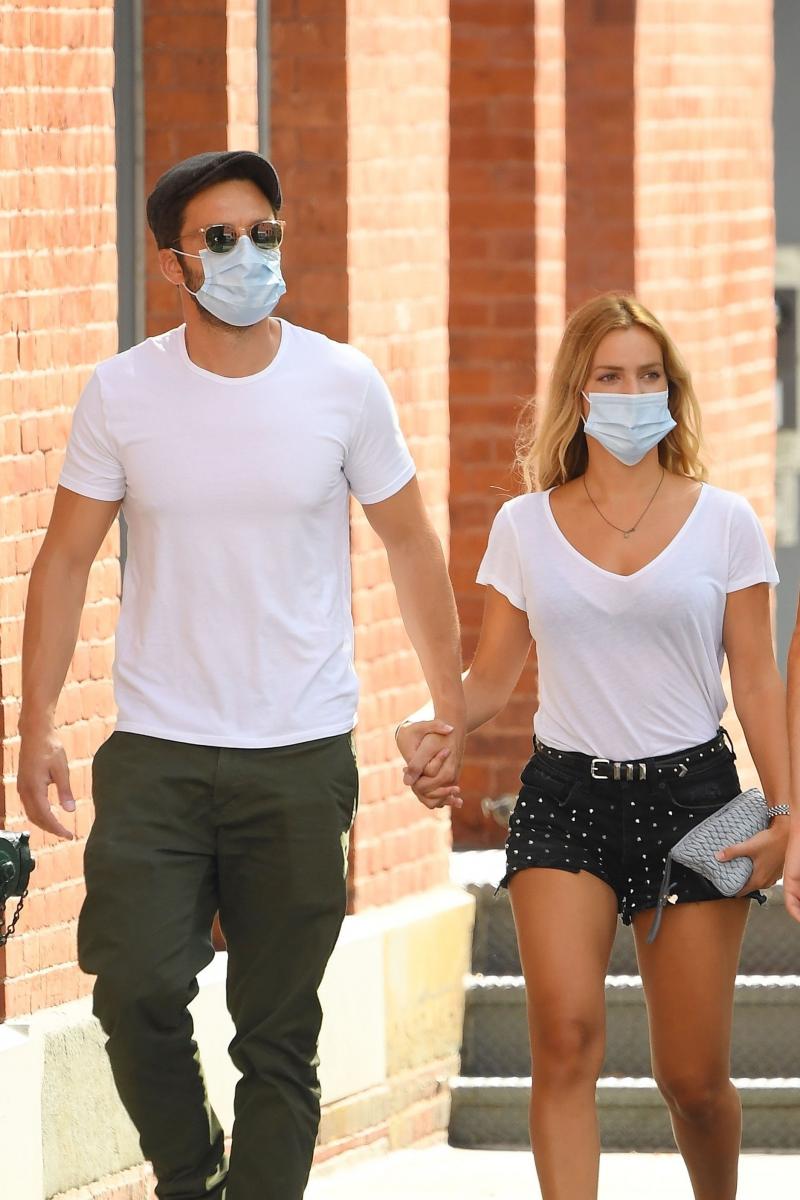 Cu cine se iubește singurul român care face furori la Hollywood? Superba blondă a întors toate privirile