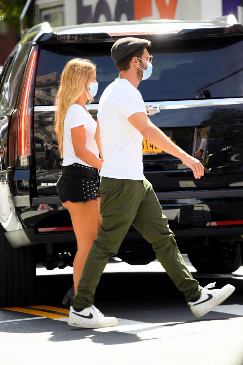 Cu cine se iubește singurul român care face furori la Hollywood? Superba blondă a întors toate privirile