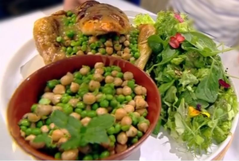 Pui pe pat de ceapă și usturoi la cuptor, cu garnitură de mazăre și năut