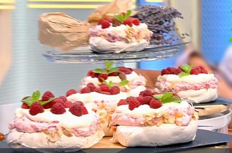 Mini pavlova cu frișcă și zmeură și aromă de lavandă