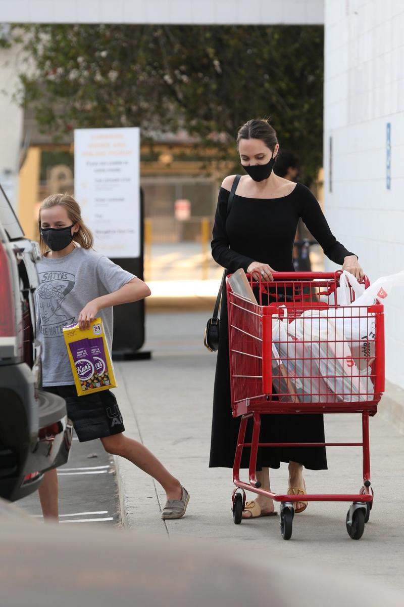 Angelina Jolie, surprinsă la cumpărături! Fanii au observat imediat un detaliu neașteptat
