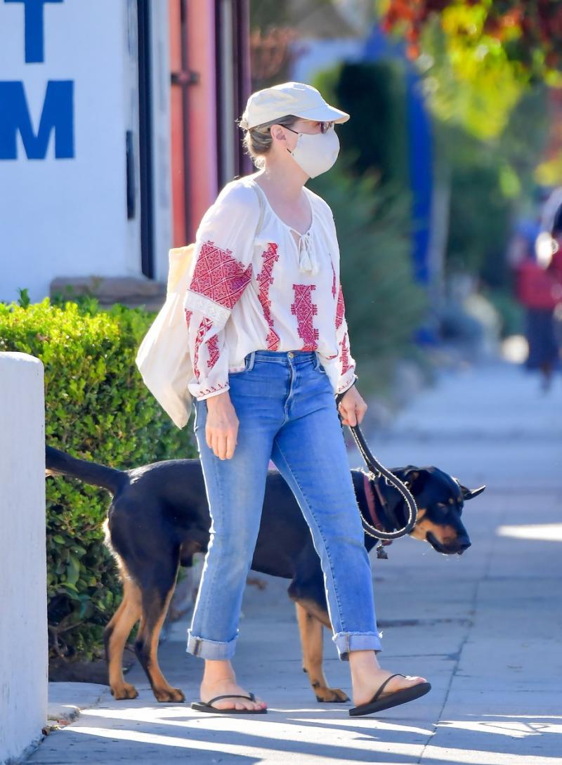 Actriță de Oscar, surprinsă pe stradă, într-o bluză cu motive tradiționale românești:”O copie, ne gândim să-i trimitem originalul”