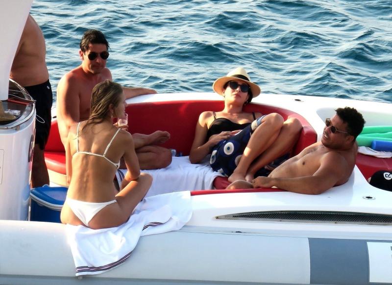 Legendarul Ronaldo brazilianul, fotografiat la plajă, la 43 de ani! Nu mai arată deloc ca-n tinerețe! Cât de frumoasă este iubita lui - Foto