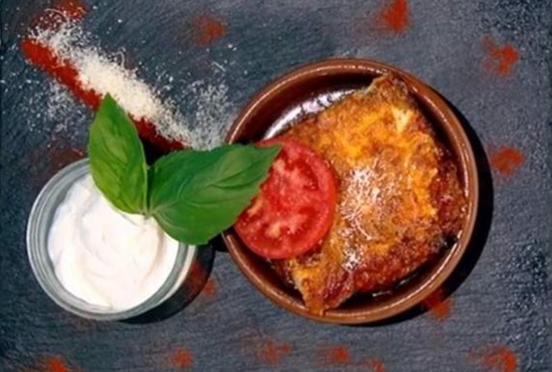 Musaca de vinete cu suc de roșii și brânzeturi