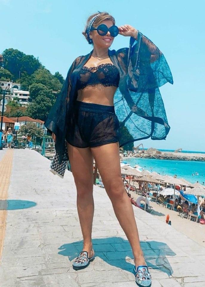Loredana Groza, ipostaze fierbinți la mare! Diva arată demențial în costum de baie | Foto