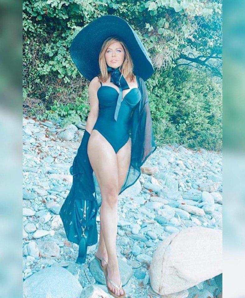 Loredana Groza, ipostaze fierbinți la mare! Diva arată demențial în costum de baie | Foto