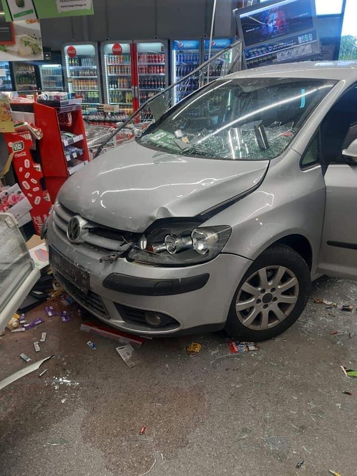 Ciolpani: O pensionară de 77 de ani a intrat cu mașina într-un magazin! Ce explicație a dat bătrâna