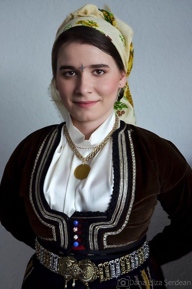 Kira Hagi, apariție fabuloasă, într-o rochie de mireasă veche de 100 de ani! Cât de bine seamănă cu tatăl ei - FOTO