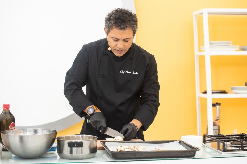 „Macaroane, râd în soare aurii. Macaroane!”  Bontea a cântat, și Dumitrescu a făcut pe „Petrică muncitorul”