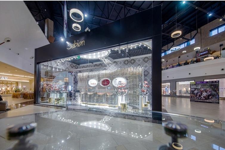 Locația Sabion din Iulius Mall Cluj Napoca - finalistă la marele concurs internațional de design interior SBID, în urma unei investiții de peste 80.000 euro