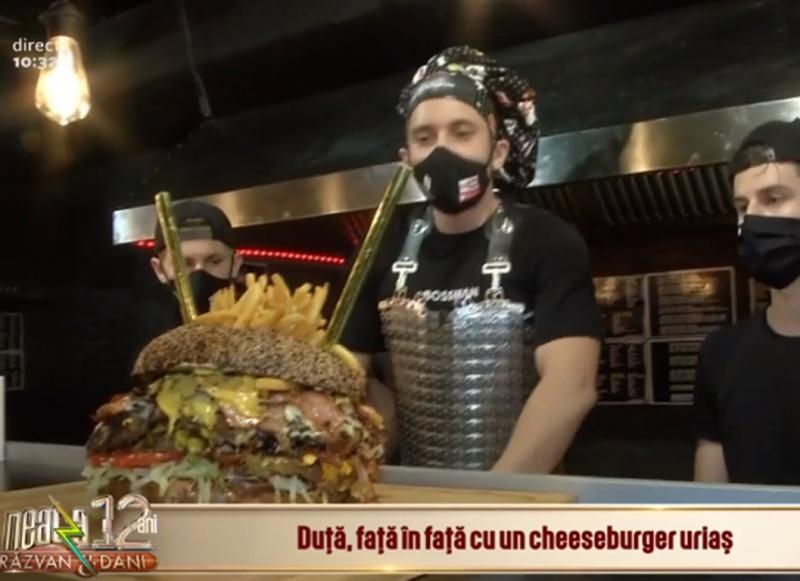 La așa ceva nu te așteptai! Tort de burgeri care poate cântări și 30 de kilograme