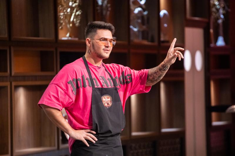 Mario Fresh a făcut show la „Chefi la cuțite”. Le-a pregătit juraților „mâncarea copilăriei” sale