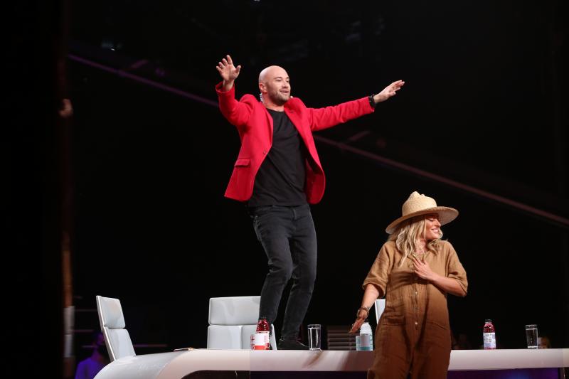 Trupa Azur i-a făcut pe Delia și Bendeac să danseze pe masă, la „iUmor”! „Delia, spune, mă iubești?”
