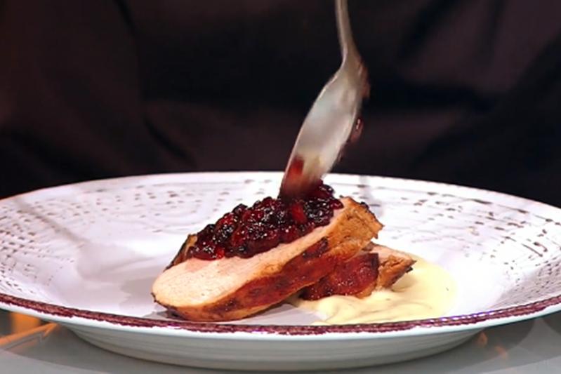 Mușchiuleț de porc în sos de merișoare și piure cu trufe