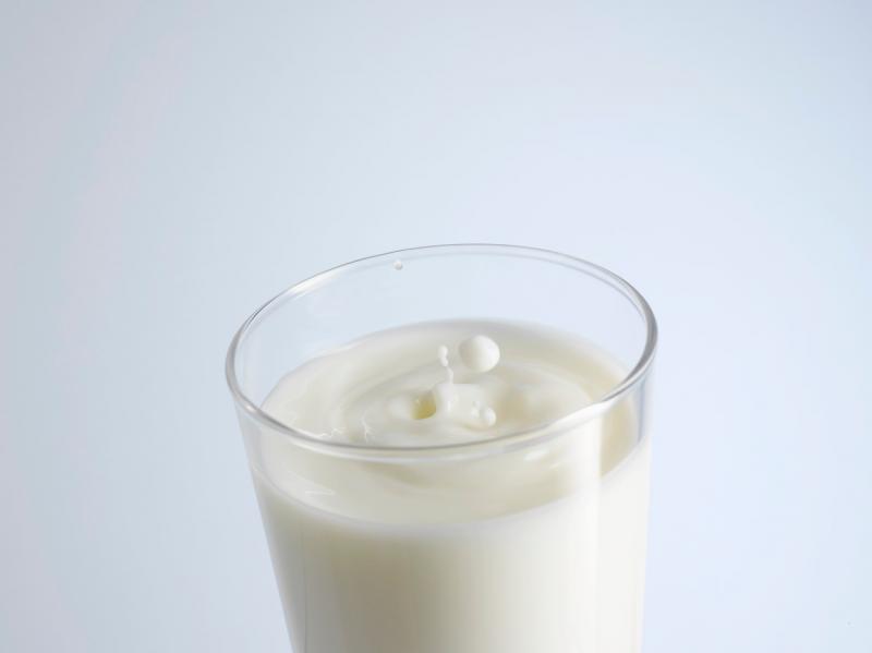 lapte intr-un pahr transparent