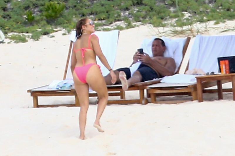 Jennifer Lopez, fără retuș. A fost fotografiată în costum de baie alături de Alex Rodriguez