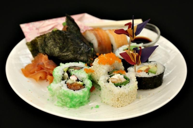Rețetă tradițională de sushi preparat în diverse moduri