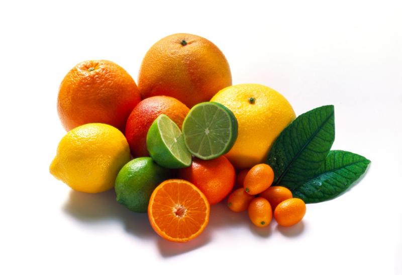 citrice pe o suprafata alba