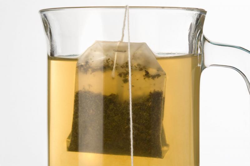 o cana de ceai transparenta cu un pliculet de ceai in ea