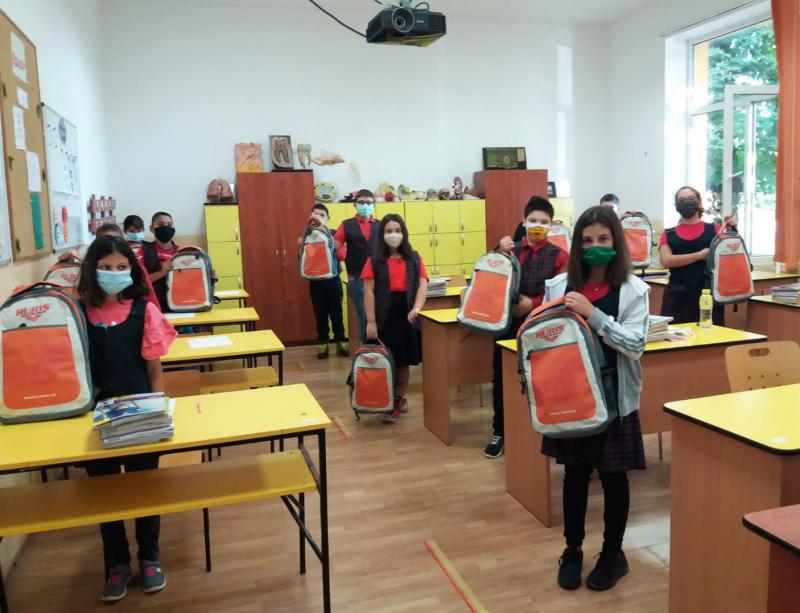 La &icirc;nceputul noului an școlar, 3.000 de ghiozdane complet echipate au ajuns la elevii din 37 de școli  din toate regiunile țării