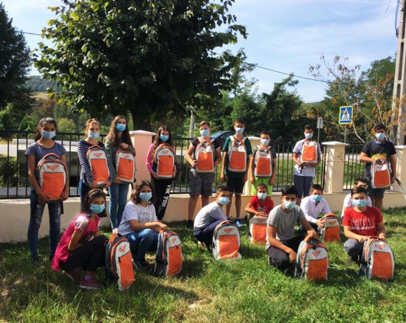 La &icirc;nceputul noului an școlar, 3.000 de ghiozdane complet echipate au ajuns la elevii din 37 de școli  din toate regiunile țării