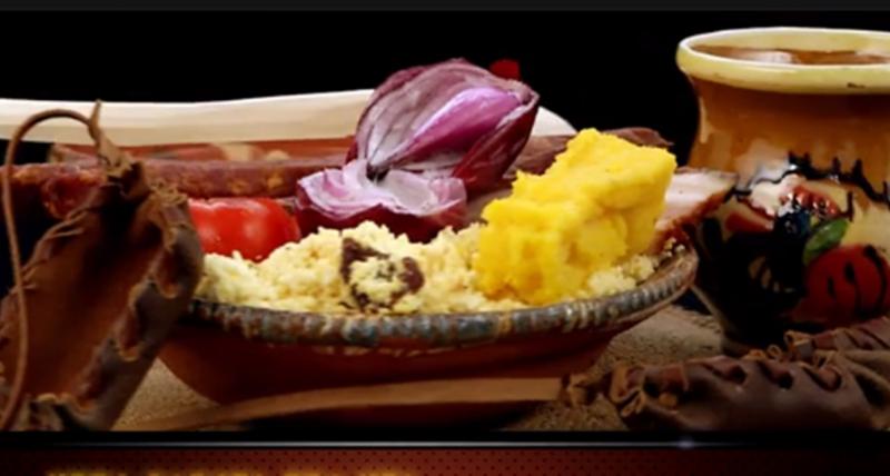 Rețetă dacică de urdă sărată și prăjită cu cârnăciori și jumări, servită cu mămăliguță