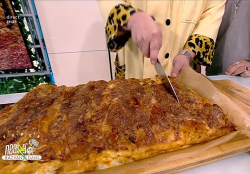 Plăcinta sărată cu cane tocată și amestec de brânzeturi