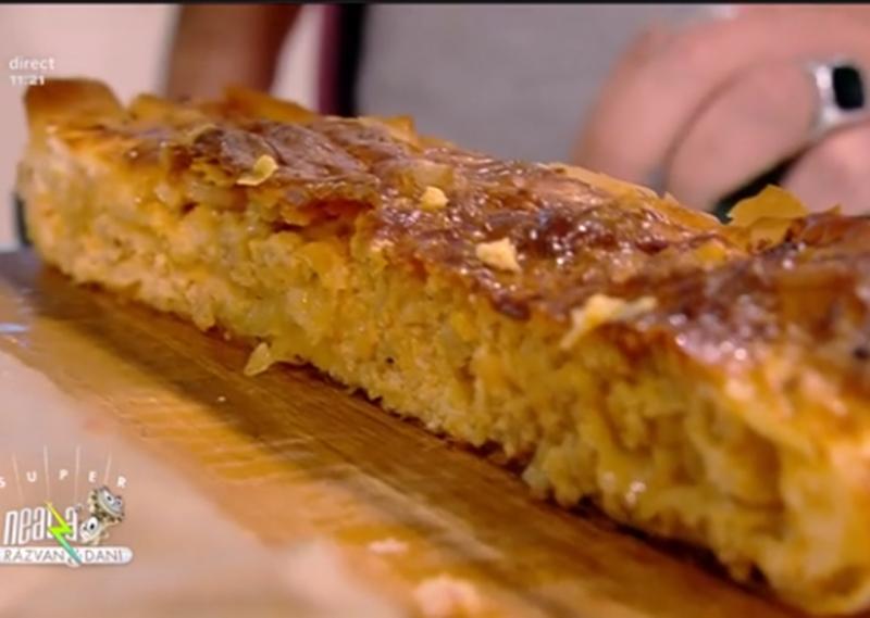 Felie din plăcinta sărată cu carne și brânzeturi, cremoasă și aerată