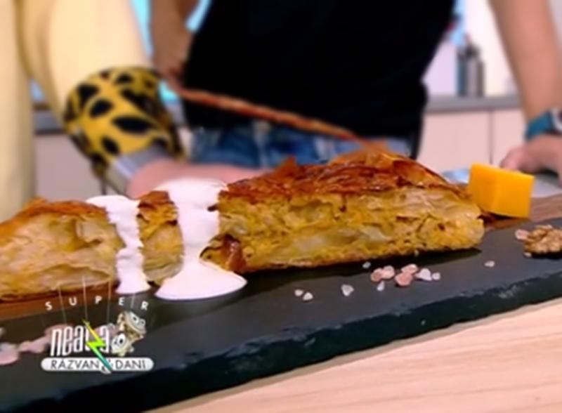 Platou cu porția de plăcintă cu carne și brânzeturi