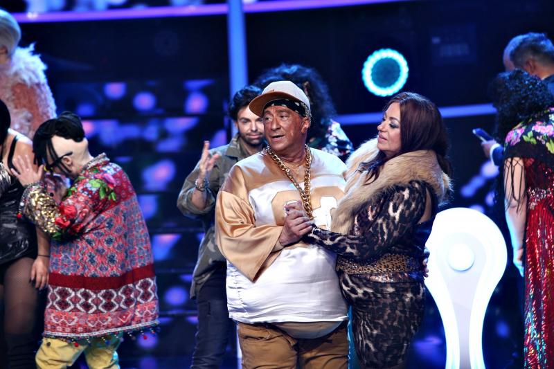 romica tociu si adriana trandafir deghizati pe scena te cunosc de undeva