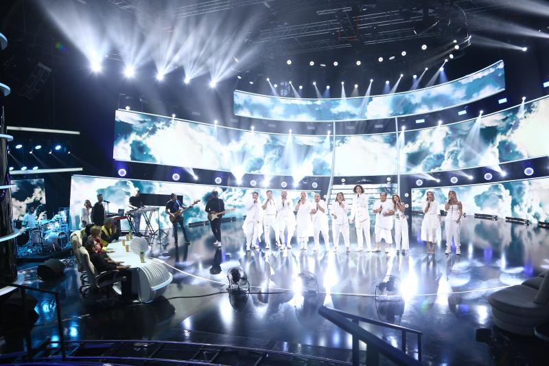 concurentii si juratii pe scena te cunosc de undeva imbracati in alb