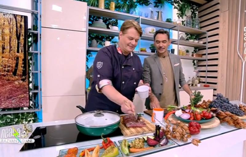 Imagine din timpul pregătirii preparatului de toamnă cu pastramă, legume și must