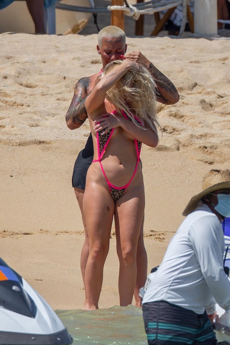 Amber Rose este mereu în atenția fotografilor, dar de această dată altcineva i-a luat locul. Cine este tânăra blondă