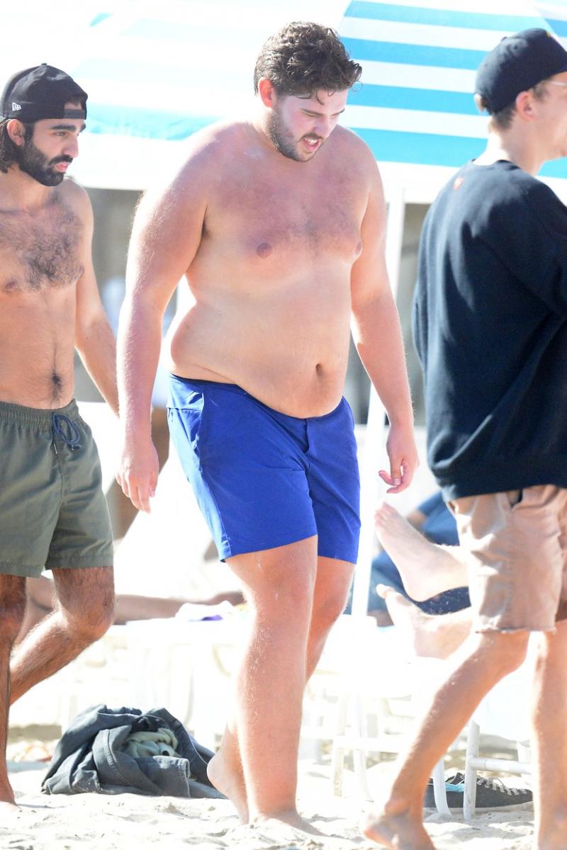 christopher schwarzenegger pe plaja, fara tricou