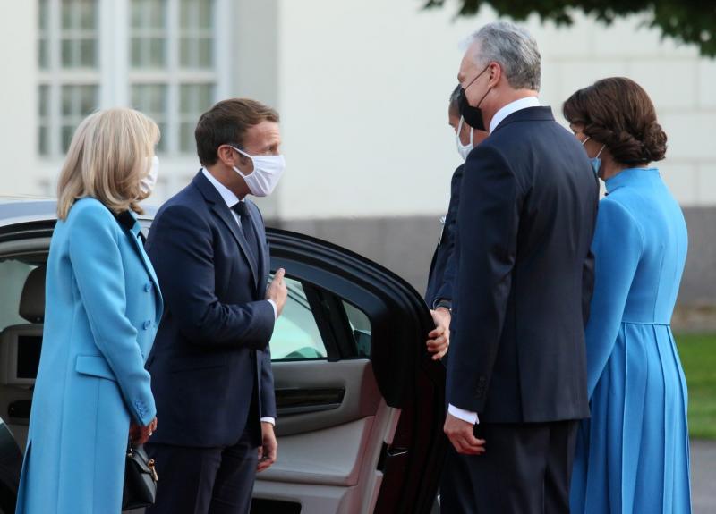 macron si sotia lui alaturi de presedintele lituaniei si sotia sa in afara palatului, in lituania, purtand masti de protectie