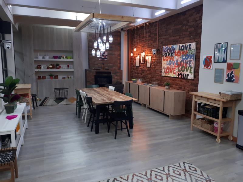 FOTO&VIDEO! Am intrat, primii, în casa MIREASA! Simona Gherghe: ”Poți sta la o șuetă, pe fotoliu, lângă șemineu. În bucătărie!”