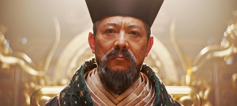 Jet Li în rolul Regelui din ''Mulan'' (2020), purtând un costum specific Împăraților chinezi