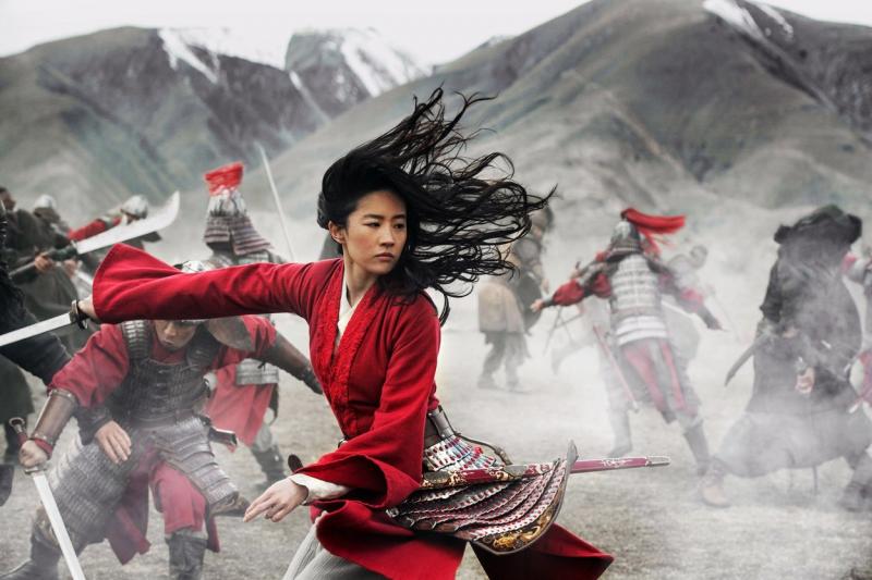 Yifei Liu ține în mână o sabie, într-o scenă de luptă din filmul ''Mulan''